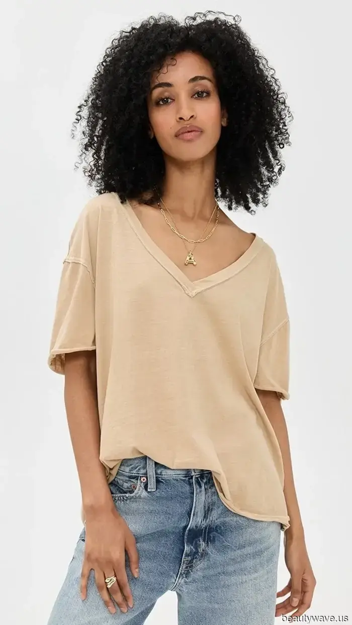 Questa t-shirt è stata "fuori" per così tanto tempo che è difficile credere che sia di nuovo alla moda.