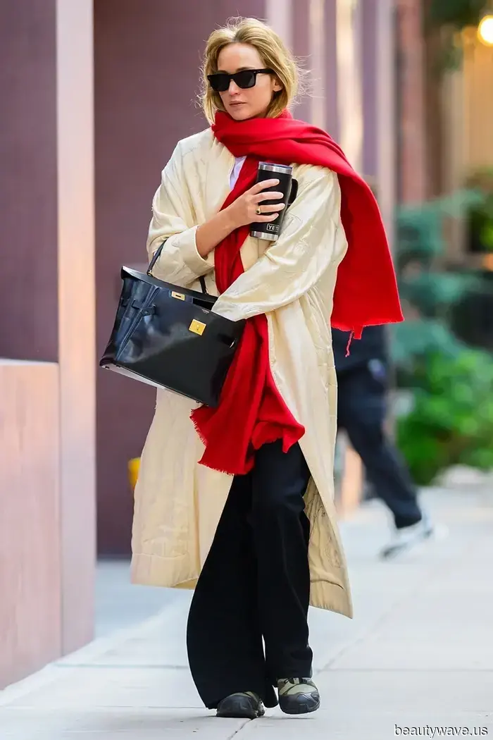 Jennifer Lawrence ha trovato qualcosa&mdash;questa tendenza degli accessori sotto i 50 dollari sarà il tuo acquisto più intelligente per l'inverno 2025