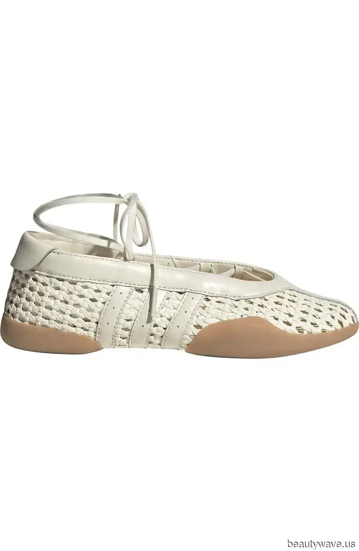 Estoy usando zapatillas, sandalias y zapatos planos hasta nuevo aviso—me gustan estos 28 de Nordstrom.