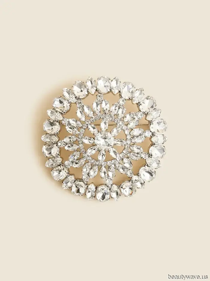 Способ Эшли Олсен сделать простые черные пальто стильными, а не скучными