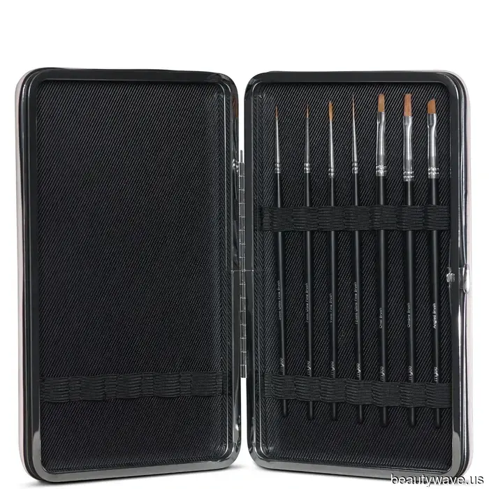 This winter nail trend is making me rethink my minimalist manicure.