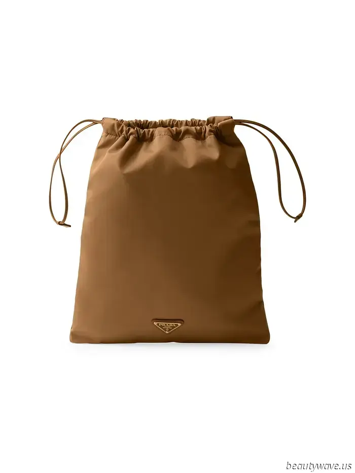 More Stylish Than a Shoulder Bag, More Laid-Back Than a Clutch—The Bag Trend That Only Fashionable Individuals Are Aware Of