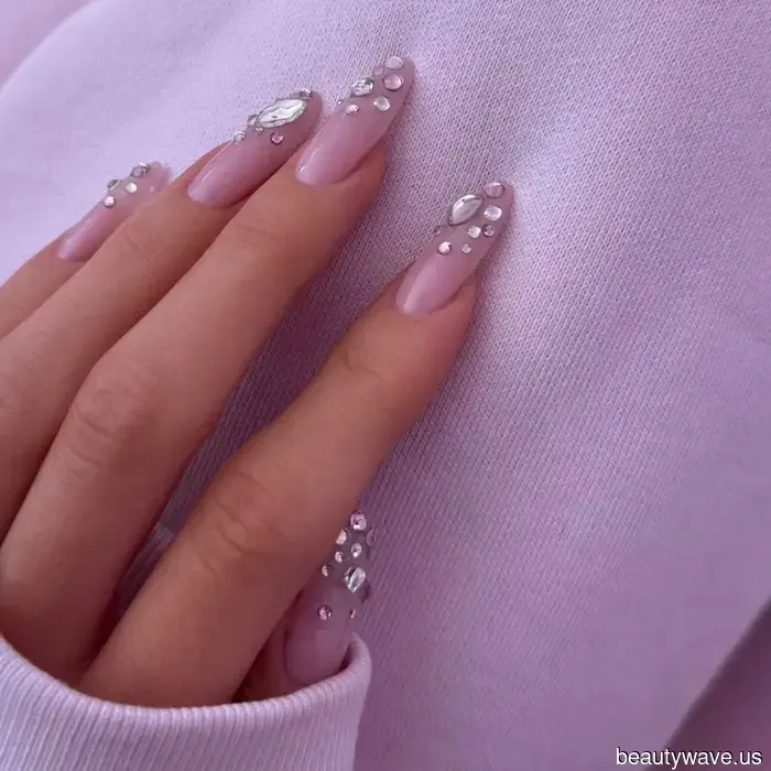 Las Uñas Brillantes Están *Tan* de Vuelta para el Verano&mdash;Dua, Kylie y Sabrina Todas Apoyan la Tendencia