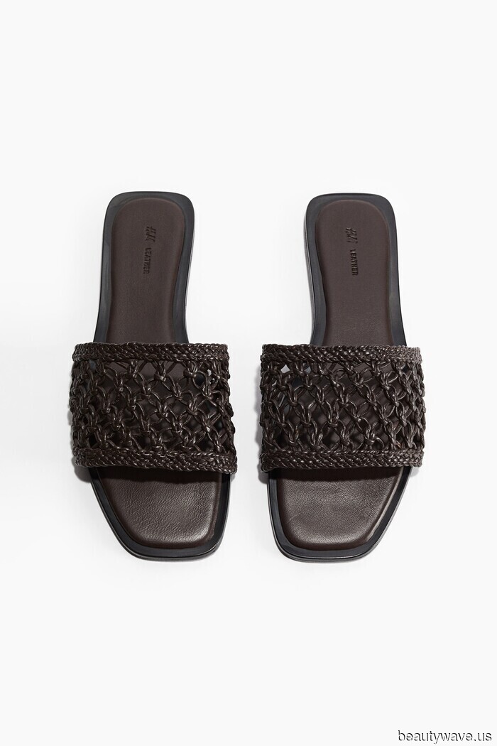 I’ve conducted the research—here are the most stylish sandals to pair with barrel-leg jeans.