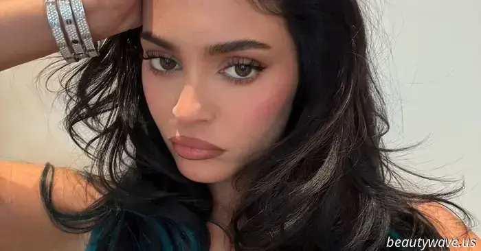 La nuova collezione di trucco di Kylie Jenner, ispirata alla nostalgia, ha appena modernizzato alcune importanti tendenze del 2015. Clicca qui per vedere tutti i prodotti in edizione limitata.