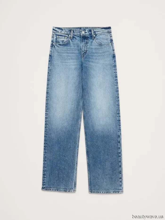 Indeed, ballet flats pair well with skirts, but they look even better in this Parisian-endorsed combination.