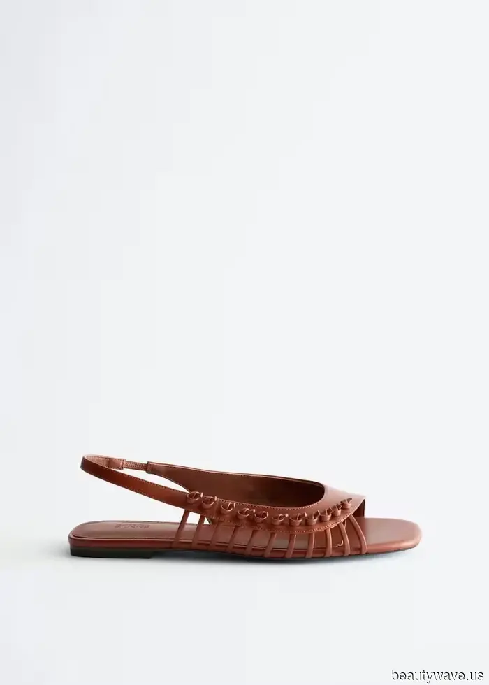 Tieni le Scarpe Nere&mdash;Questa Tendenza di Colore per Sandali Eleganti Rende i Vestiti Estivi i Più Chic