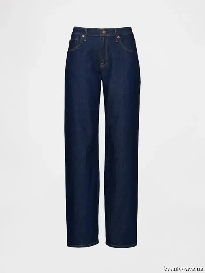 If you plan to wear flat sandals in September, this is the perfect outfit to replicate.