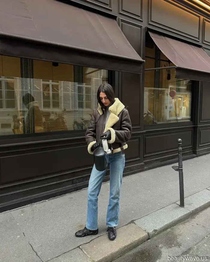 Nessuno rende il denim più chic delle donne francesi&mdash;3 tendenze di scarpe che stanno abbinando ai jeans a sigaretta in questo momento