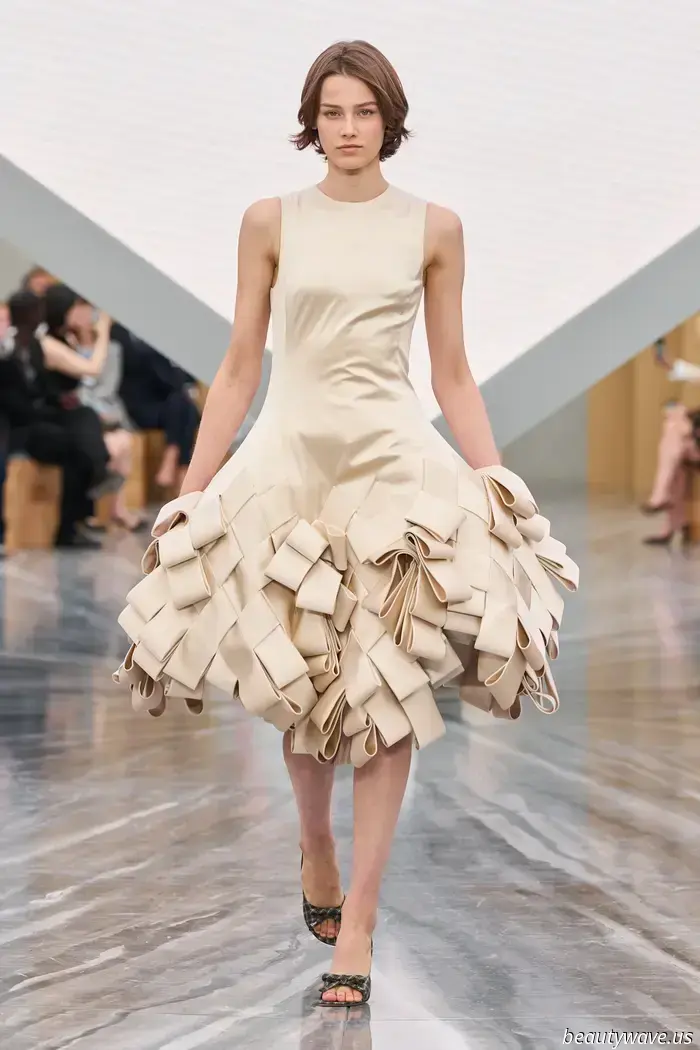 Chaquetas Bar reducidas, sombreros escultóricos y un gran paisaje de fantasía: Jonathan Anderson inicia un nuevo capítulo en Dior.