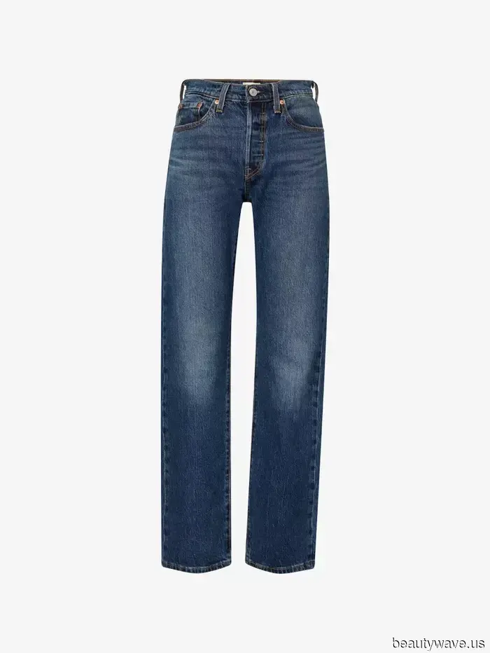 Les jeans avec des bottines ne sont pas une nouveauté, mais personne ne les porte aussi bien que les Parisiens.