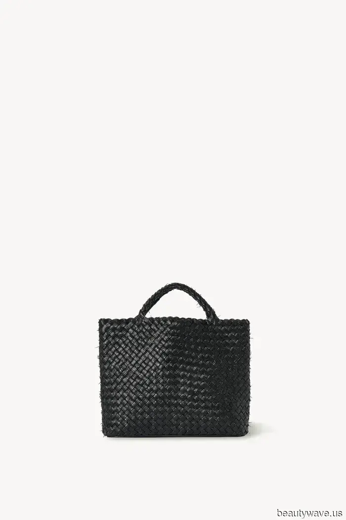 Las chicas geniales saben que combinar esta tendencia de pantalones con un bolso de rafia es el nuevo atuendo de primavera.