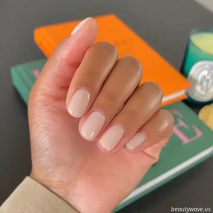 ¿Avena, Almendra o Fresa? Los Mejores Tonos de Esmalte de Uñas Lechoso para una Manicura de Verano a la Moda