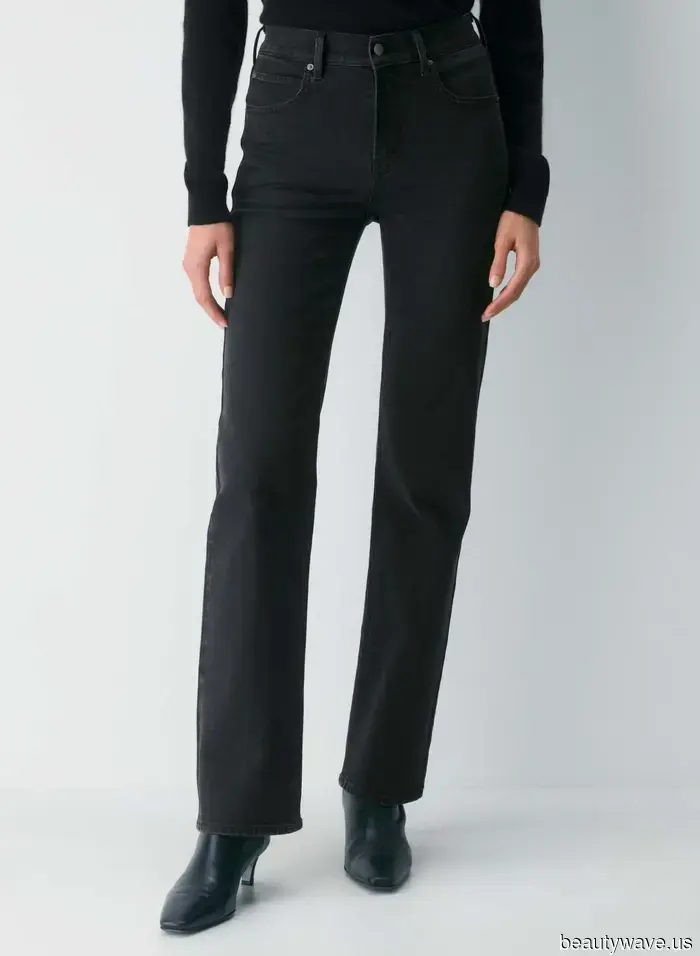 Dark blue jeans are undoubtedly trendy for Fall 2025, but there's also another sophisticated denim wash that's gaining popularity.