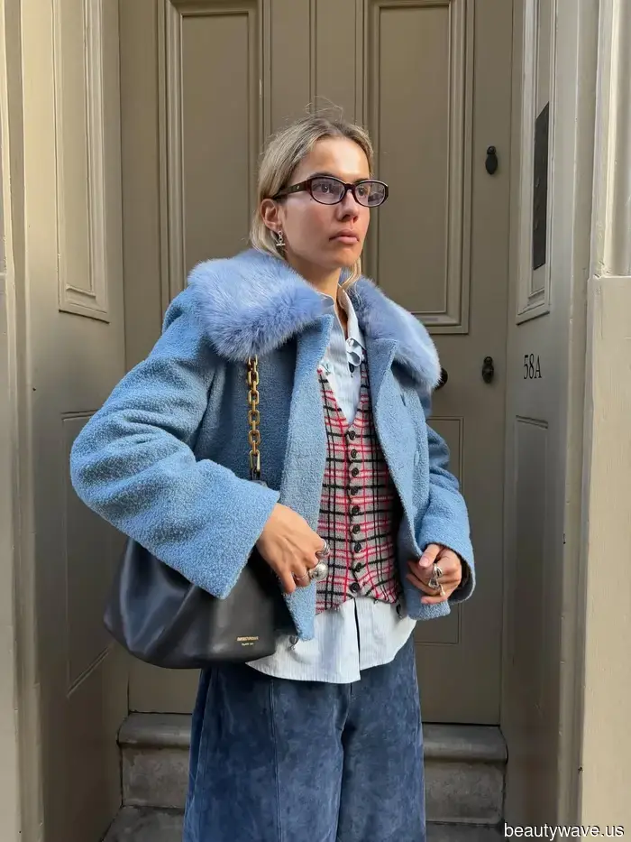 Tretet zur Seite, Schwarz und Braun&mdash;das sind die Farben, die wir in diesem trendigen Mantelstil tragen.