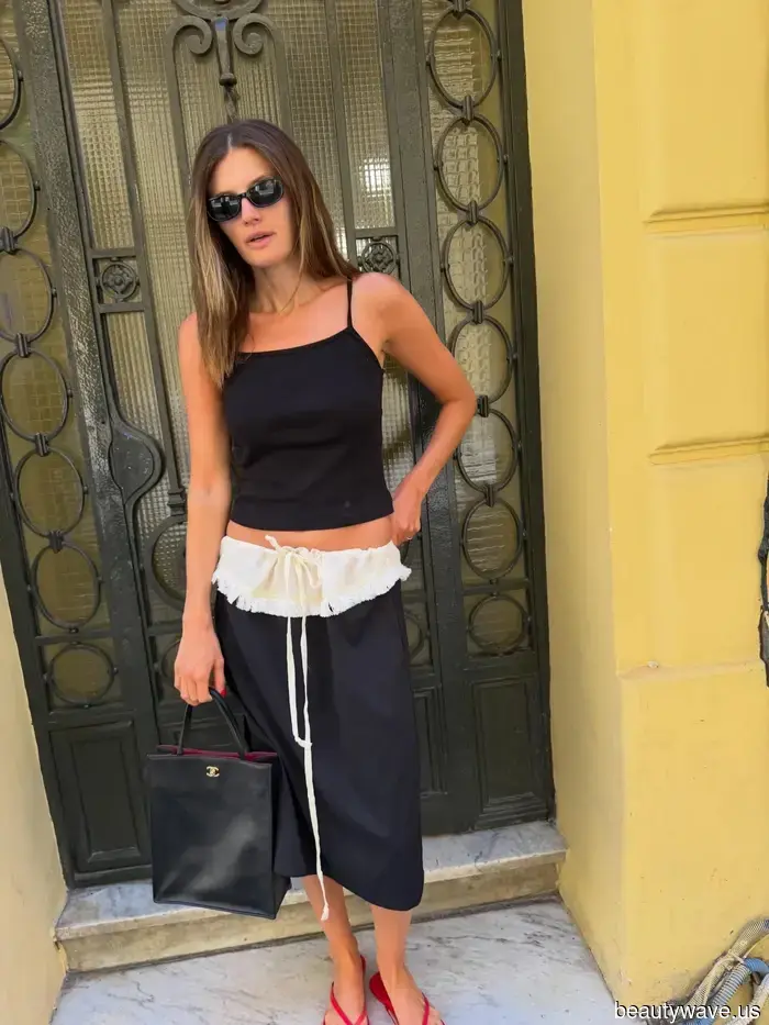 Hailey Bieber y las chicas It en Europa coinciden: Esta es la inesperada micro-tendencia de verano que debes conocer.