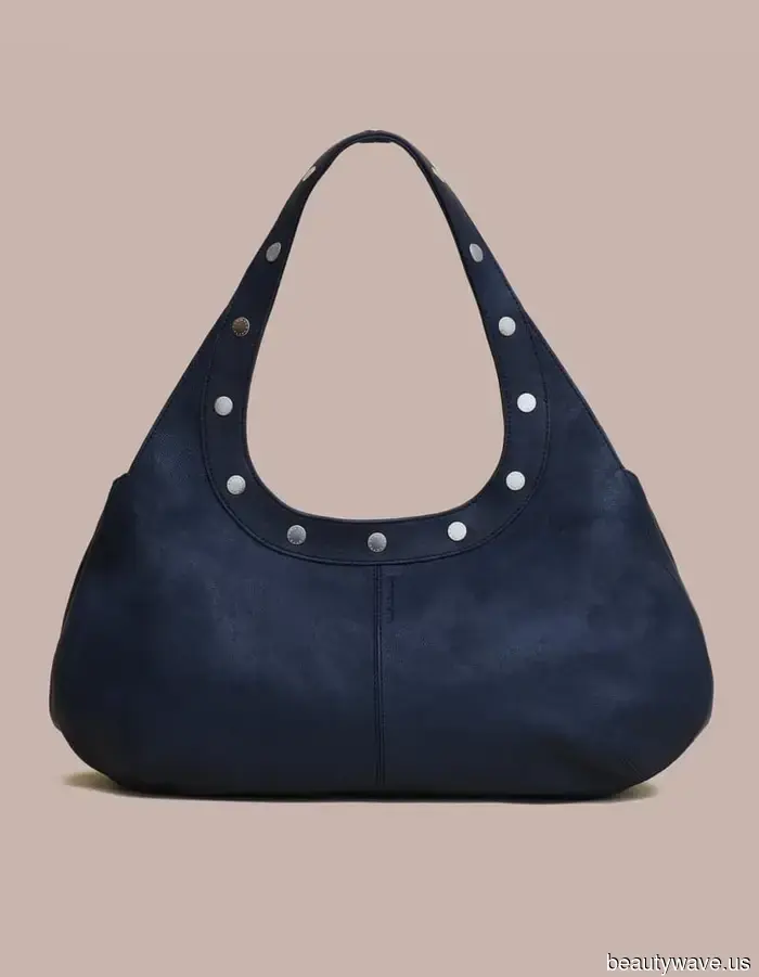 Sono appena tornato da Barcellona e Amsterdam&mdash;ogni singola ragazza portava questa borsa anti-minimalista.