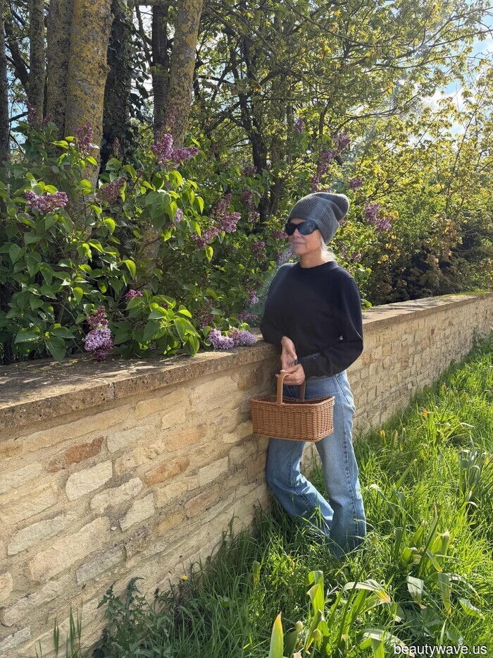 Minimalists Concur: Knitwear Pairs Best with This '90s Denim Trend