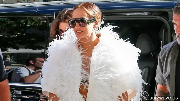 No es nada que esperarías: esta es la forma aprobada por J.Lo de estilizar los pantalones cortos de Bermuda en París.