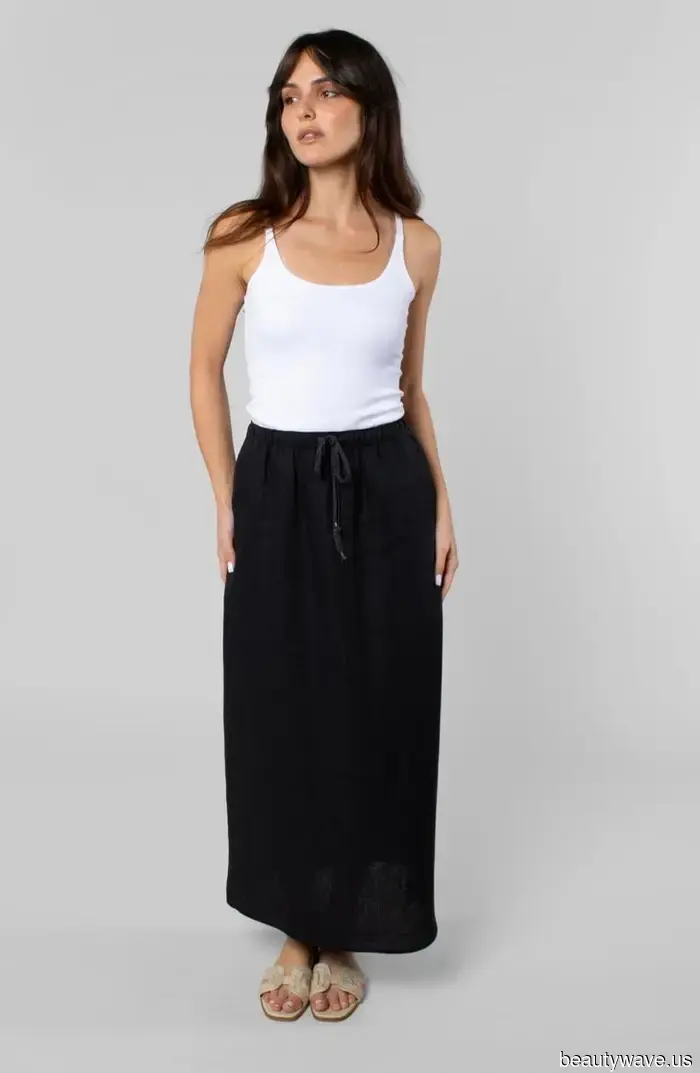 Invece dei jeans, le persone a Parigi indossano questo elegante capo con ballerine e mocassini.