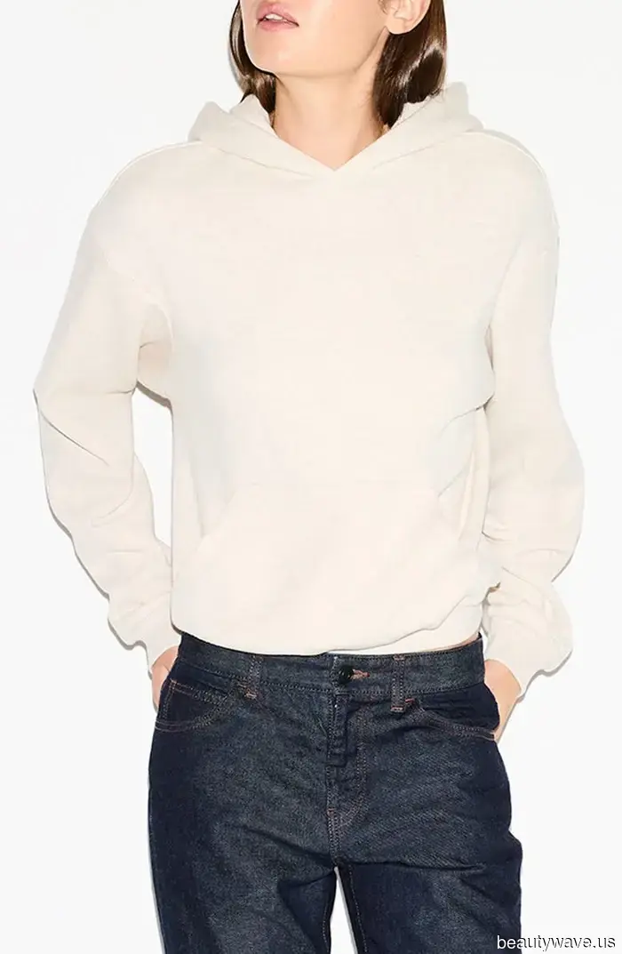 Il modo da ragazza cool per indossare i pantaloni eleganti è con questo basic e queste scarpe.