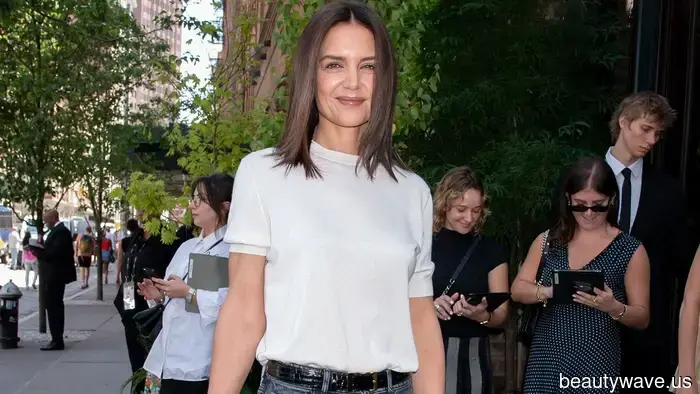 I also appreciate pointed-toe heels, but this French-girl footwear style appears more luxurious when paired with jeans.