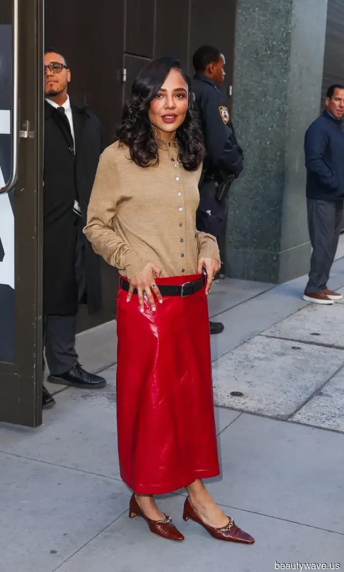 Elegante Kommoden ersetzen ihre schwarzen Röcke durch diese reichhaltige Farbalternative.