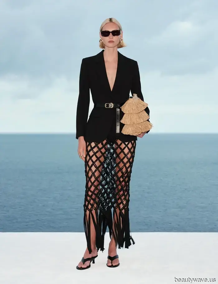 Il Lusso Silenzioso Non È Morto&mdash;Ashley Olsen Ha Appena Indossato Un Tailoring Nero In Una Ondata Di Calore Estiva A Parigi