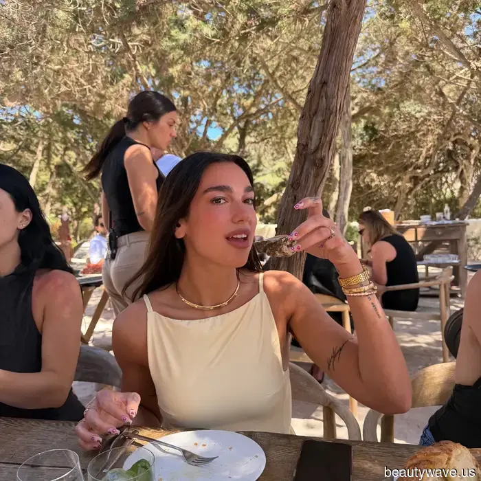 Las Uñas Brillantes Están *Tan* de Vuelta para el Verano&mdash;Dua, Kylie y Sabrina Todas Apoyan la Tendencia