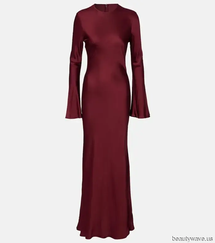 Victoria Beckham acaba de usar el color de zapato que hace que los vestidos burdeos se vean extremadamente elegantes.