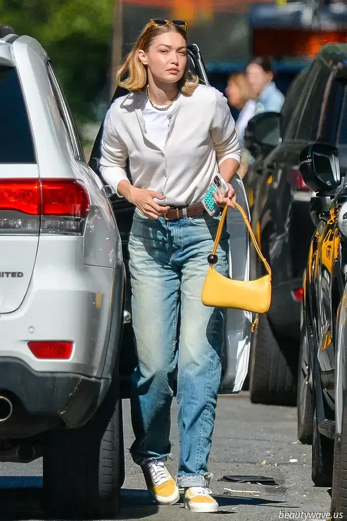 If you're wearing jeans and a white t-shirt this summer, consider replacing this outdated sneaker color trend with this alternative.