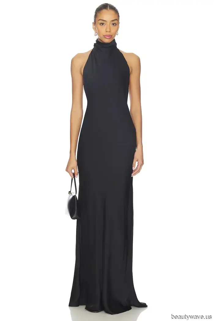 Avvistata in viaggio verso il matrimonio di Taylor Swift: Dakota Johnson nel più elegante LBD trend del 2026