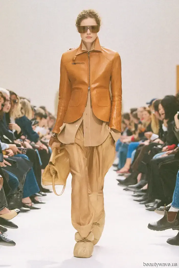 Si quieres lucir más elegante este otoño, compra un par de pantalones y un par de jeans en este color.