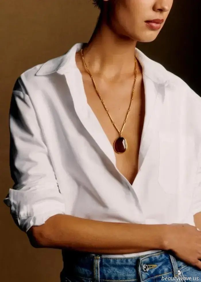 The Stylish Jewelry Trend That Everyone Fashionable is Pairing with White T-Shirts