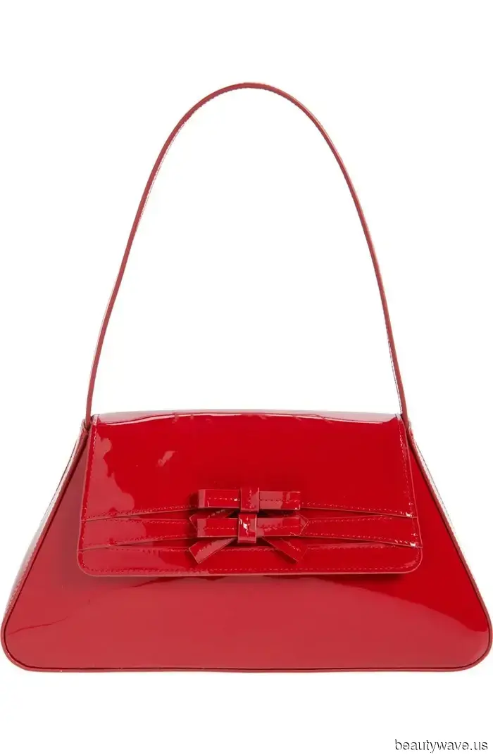 Las mujeres más elegantes de Londres saben que este color de bolso que no es negro hace que los abrigos trench se vean más elegantes.