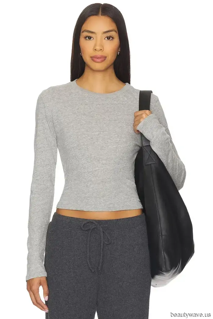 Vestir de negro es genial, pero este color de atuendo se ve aún más genial con zapatillas.