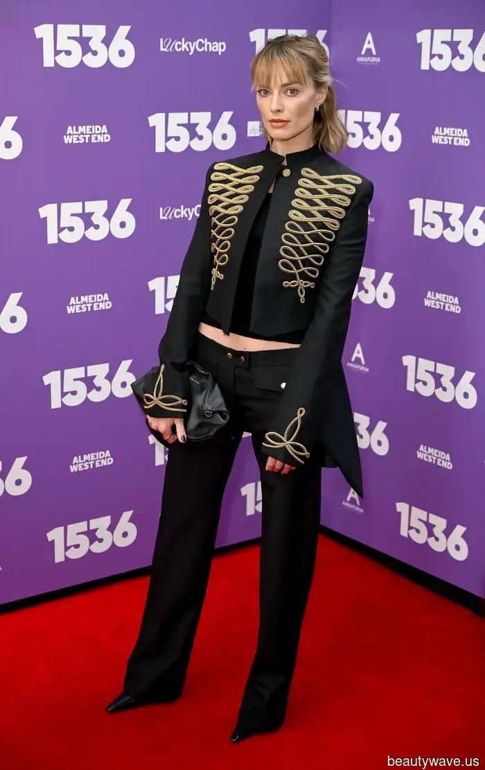 Avoiding High-Waisted Jeans: Here's the Stylish Method to Pair a Cropped Jacket for Spring 2026.