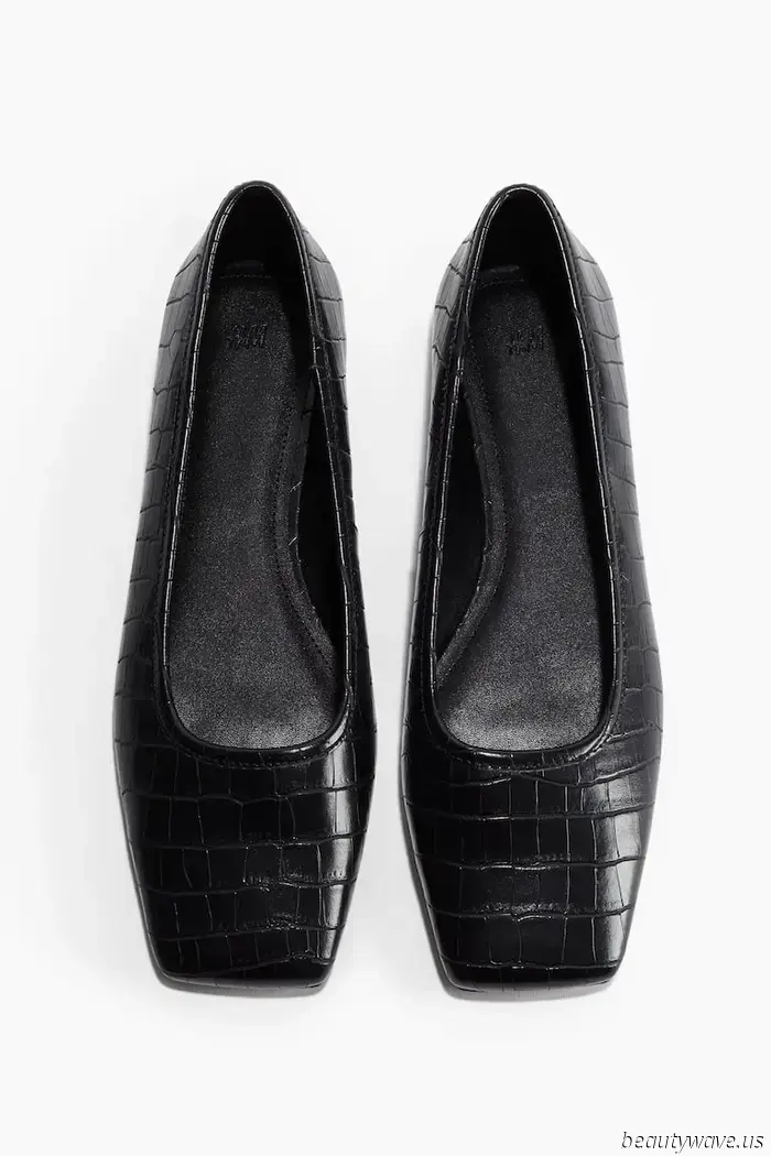 Las personas de la moda están dejando de usar sandalias en masa y en su lugar llevan elegantes zapatos planos que combinan con faldas blancas
