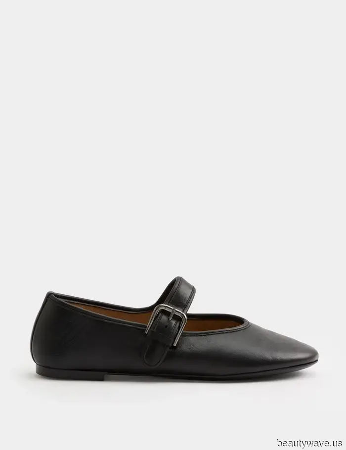Petite women understand that pairing shorts with flat shoes always appears sophisticated.