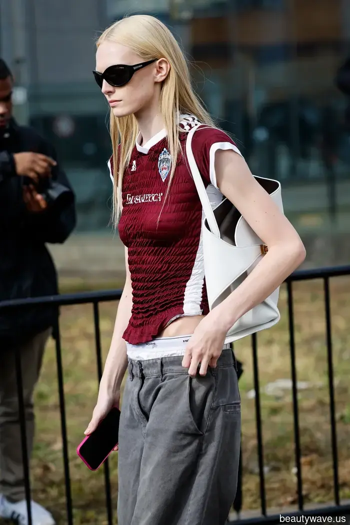 Menschen verzichten auf schlichte weiße Tanktops zugunsten des Trends, der Outfits so viel cooler macht.