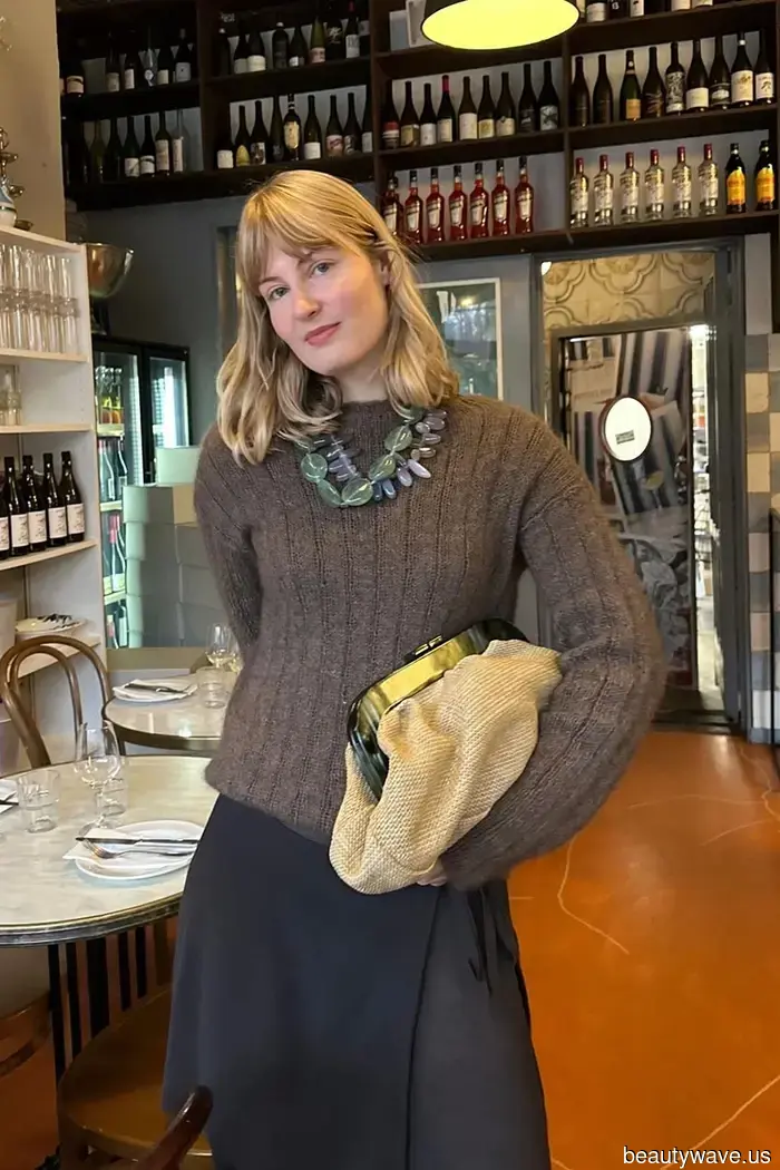 This is the chic bag style that will elevate the appearance of all your outfits, giving them a luxurious look.