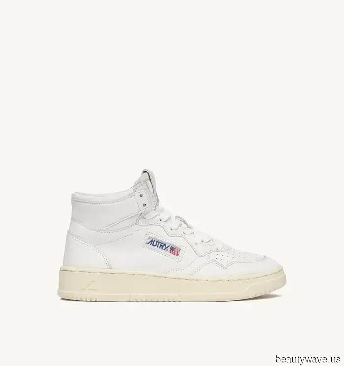 SJP Recently Wore Jeans with a Shoe Trend That Carrie Bradshaw Would Never Choose.