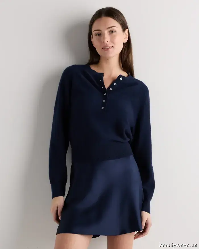 ICYMI: Le persone della moda hanno silenziosamente sostituito le loro t-shirt bianche con questo basic autunnale più chic.