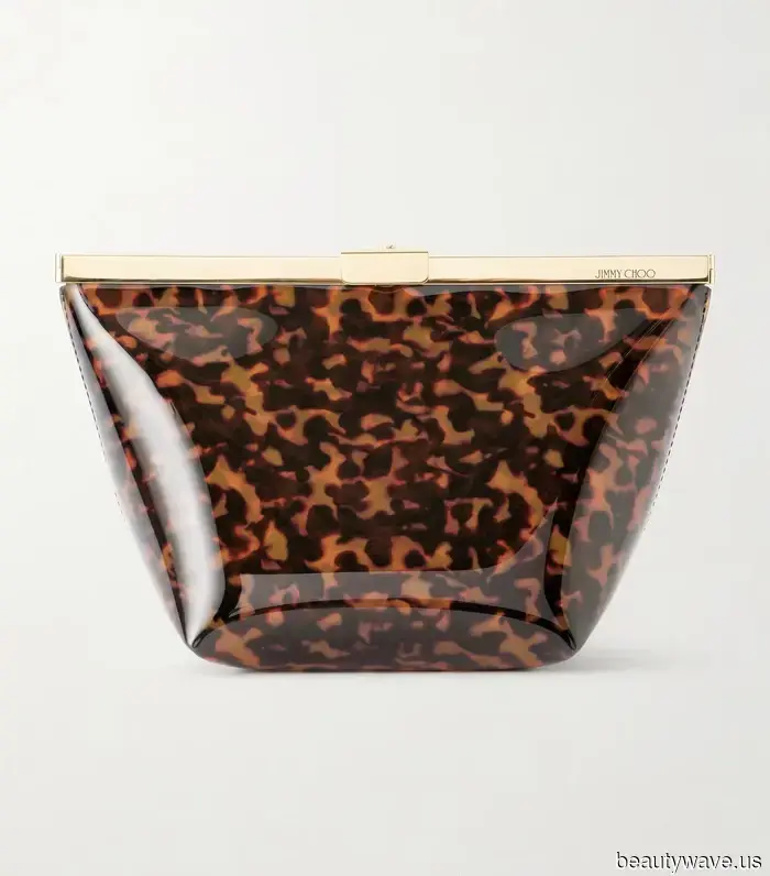 Put Down the Shoulder Bags—Fashion Enthusiasts Are Opting for This Trend to Achieve a More Stylish Look.