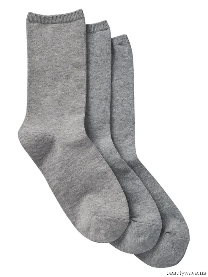 Wenn Sie möchten, dass Ihre grundlegenden Outfits in diesem Frühling cool aussehen, tragen Sie diesen Socken-Trend dazu.
