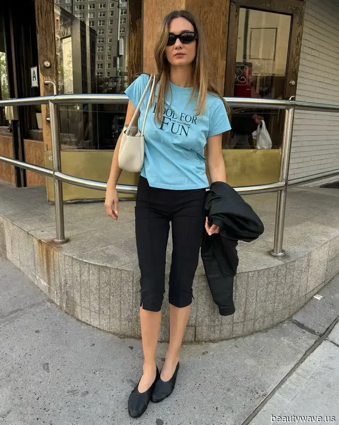 A Parigi, le donne più chic indossano uno di questi abbinamenti tra scarpe basse e pantaloni cropped.