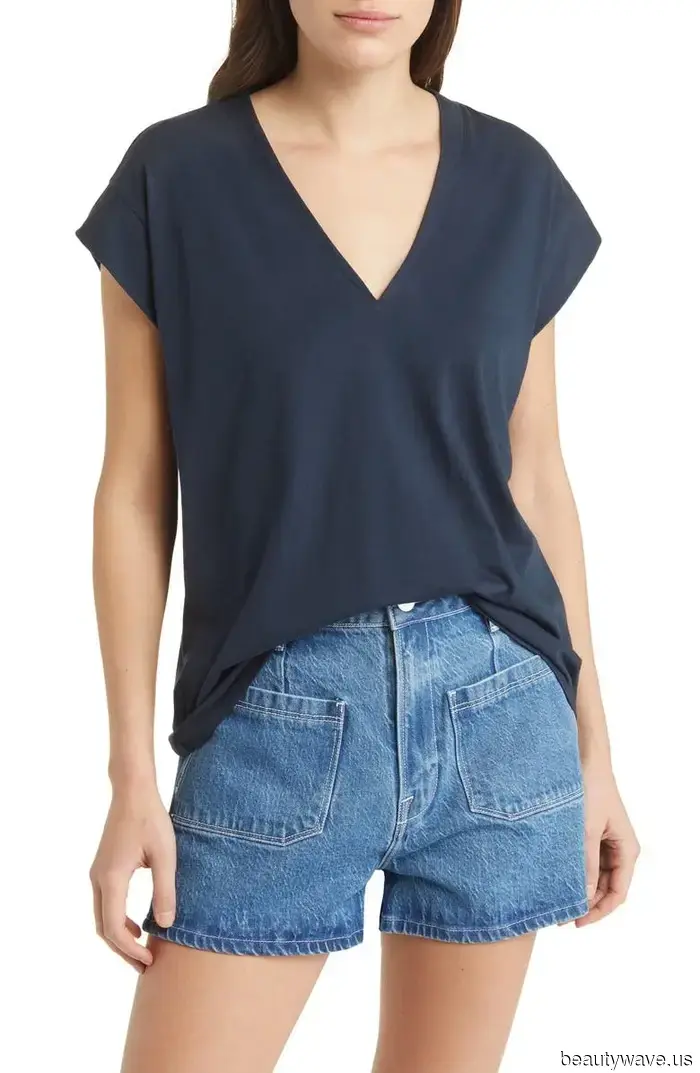 Questa t-shirt è stata "fuori" per così tanto tempo che è difficile credere che sia di nuovo alla moda.