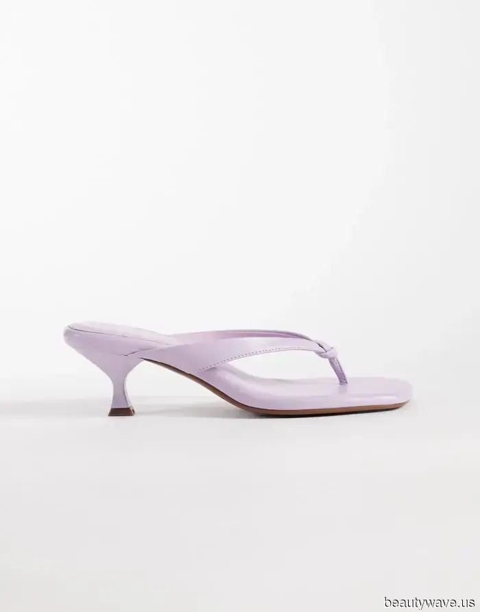 Dimentica i tacchi neri&mdash;Victoria Beckham ha appena indossato la tendenza di colore delle scarpe che non mi aspettavo fosse così chic.