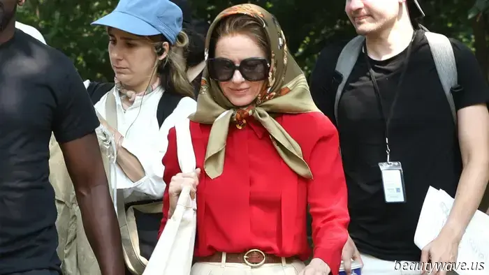 Non flat in rete, non sneakers in suede: la tendenza elegante che Jackie O avrebbe indossato con pantaloni a zampa larga