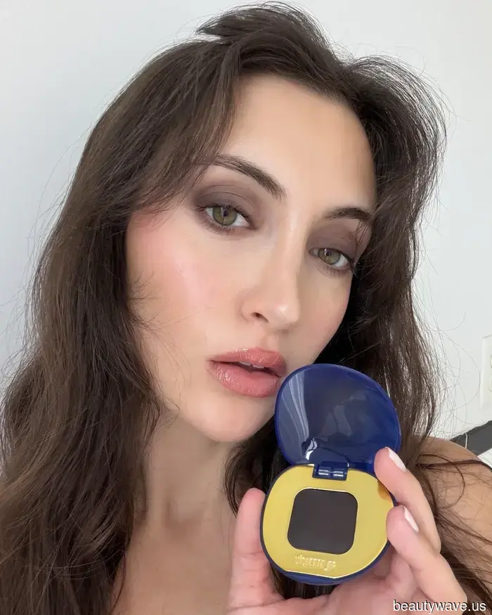 I found 5 French-girl techniques for applying eye makeup this summer, all thanks to a single product.
